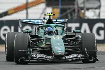 Gp Cina, Alonso toglie mani dal volante per continue vibrazioni e poi si ritira. Cos’è successo