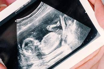 Gravidanza, arrivano le nuove linee guida dell’Iss: ecco quando fare e quando non fare l’ecografia e altri esami