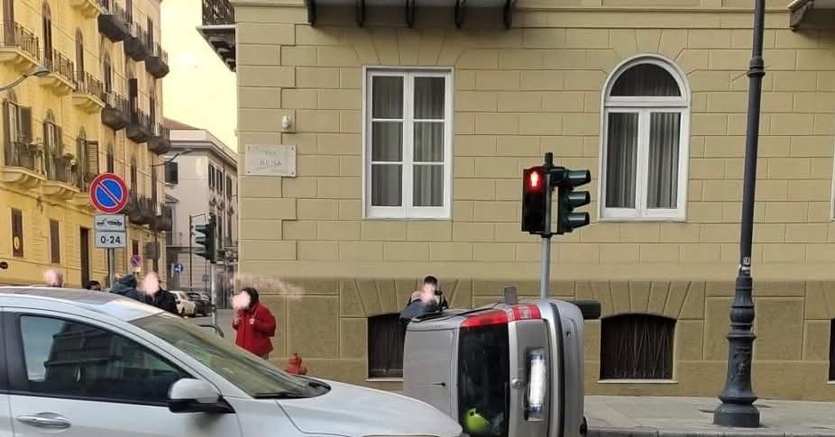 Incidenti stradali, scontro in via Roma a Palermo: auto si ribalta