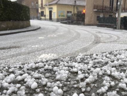 Violento temporale su Caltanissetta: grandinata improvvisa imbianca le strade in pochi minuti