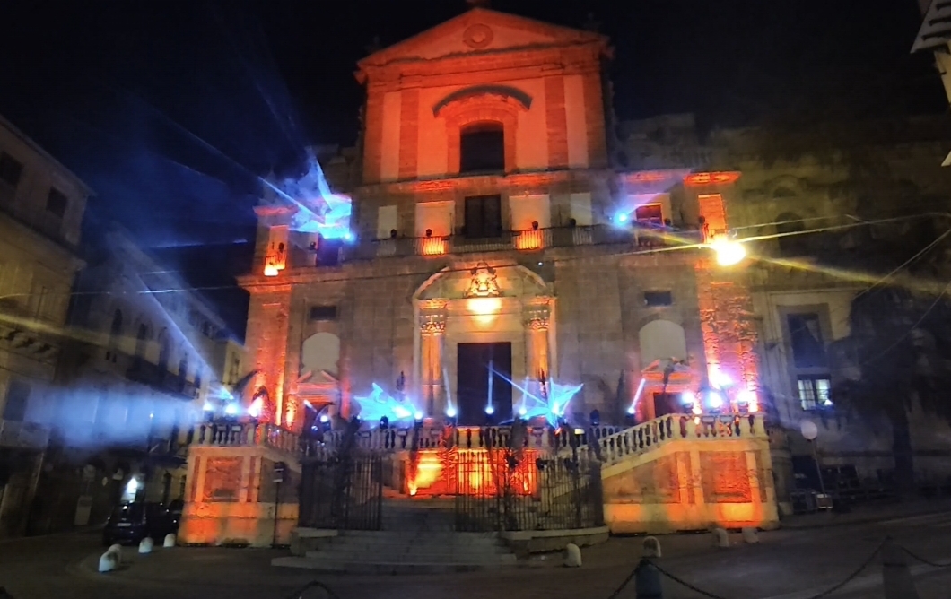 Caltanissetta. Processione Gesù Nazareno: il rientro si trasforma in spettacolo tra luci e musica