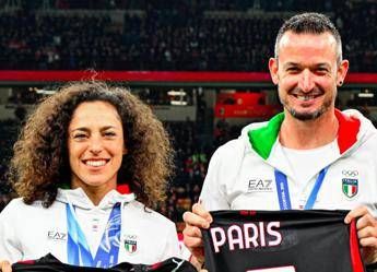 Il Milan ‘abbraccia’ Brignone e Paris prima del derby con l’Inter: il tributo ai medagliati di Milano Cortina