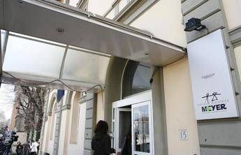 Incidente a Prato, bambina di 5 anni travolta da un’auto: è grave﻿