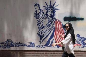 Iran, Teheran vuole la fine della guerra “ma con garanzie”. Trump: “Manca poco, dobbiamo distruggere ogni capacità offensiva rimasta”
