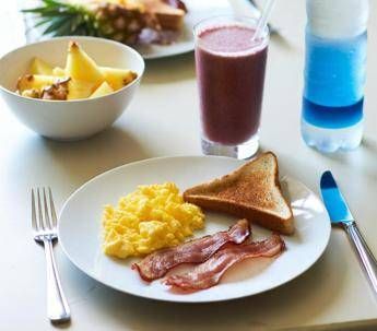 La colazione ideale? Abbondante con fibre o proteine, lo studio spiega perché