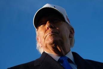 La ‘linea diretta’ con Trump, tutti i giornalisti hanno il numero privato del presidente a Washington