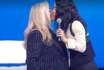 Levante dopo Sanremo: “Non c’è stata censura”. E poi bacia in diretta Mara Venier