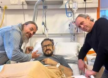 Marco Giallini operato al femore, i colleghi: “Caduto perché un cane gli è saltato addosso”