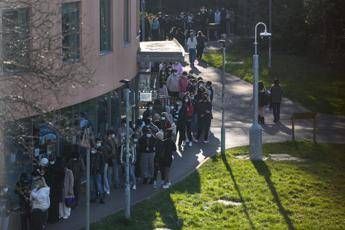 Meningite, salgono a 20 i casi in Inghilterra: ora vaccino per 5mila studenti