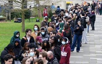 Meningite, salgono a 34 i casi nel Kent in Uk: code per il vaccino