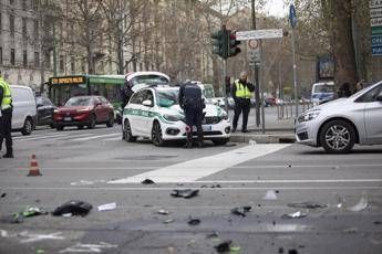 Moto passa con il rosso e si schianta contro un taxi a Milano: morti due giovani