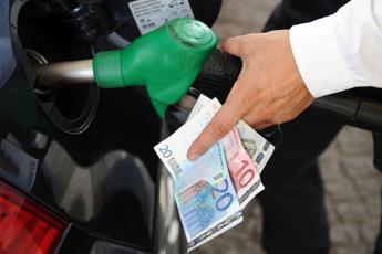 Prezzi carburanti, benzina mai così alta da ottobre 2023. Oggi Cdm per nuove misure