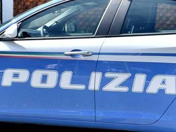Prima l’aggressione con spray al peperoncino, poi la coltellata alla schiena: 21enne ricoverato a Genova