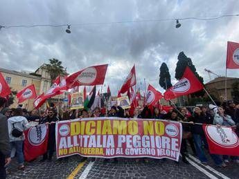 Referendum, a Roma corteo per il ‘no’: “Contro il governo e la guerra”. Bruciata immagine Meloni con Nordio al guinzaglio