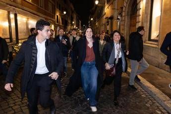 Referendum, la festa di Schlein in piazza tra selfie, cori e una promessa: “Batteremo Meloni”