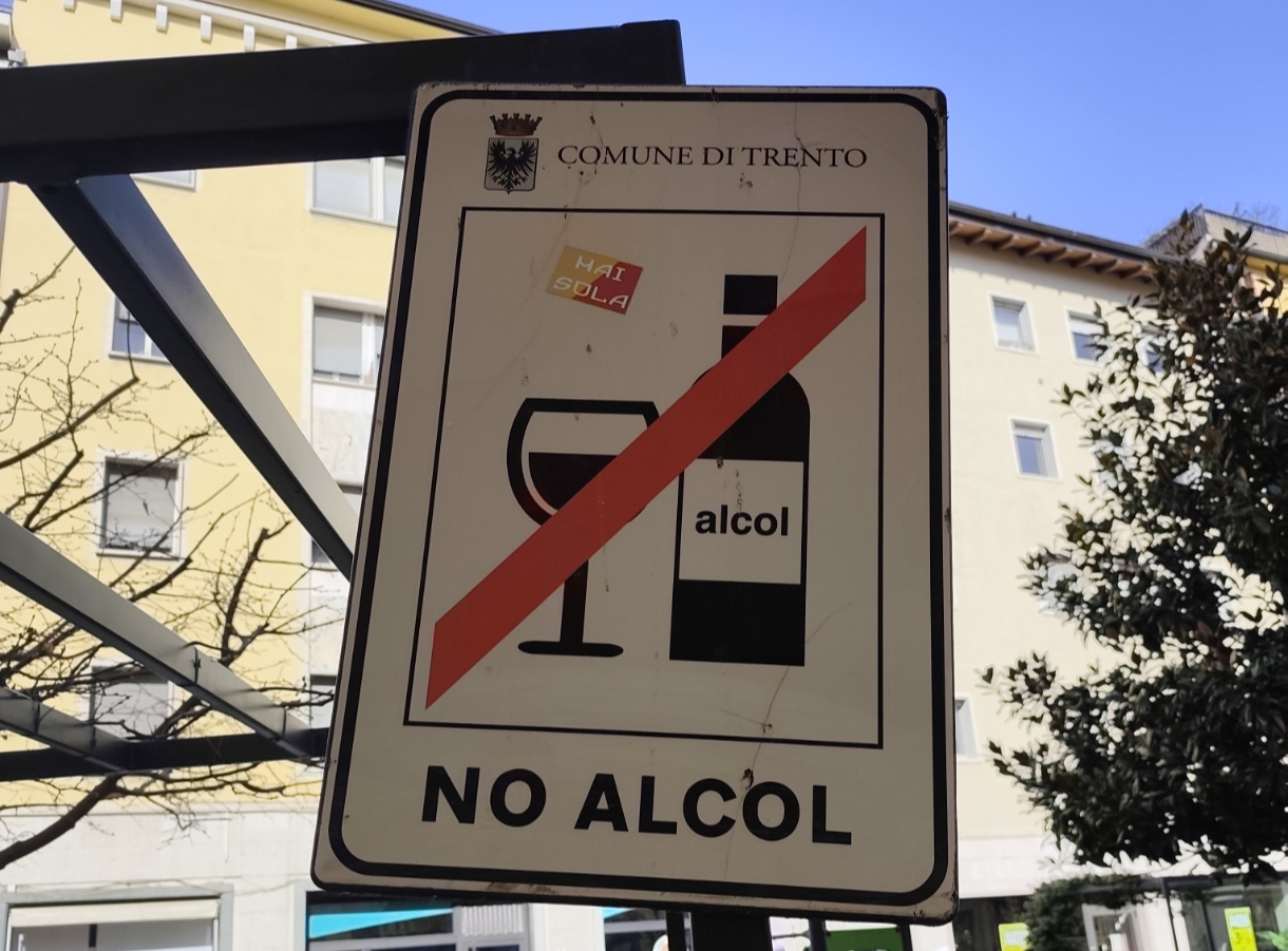 Piazza Garibaldi, bivacchi e bottiglie: perché non valutare anche a Caltanissetta un’ordinanza anti-alcol nelle piazze?