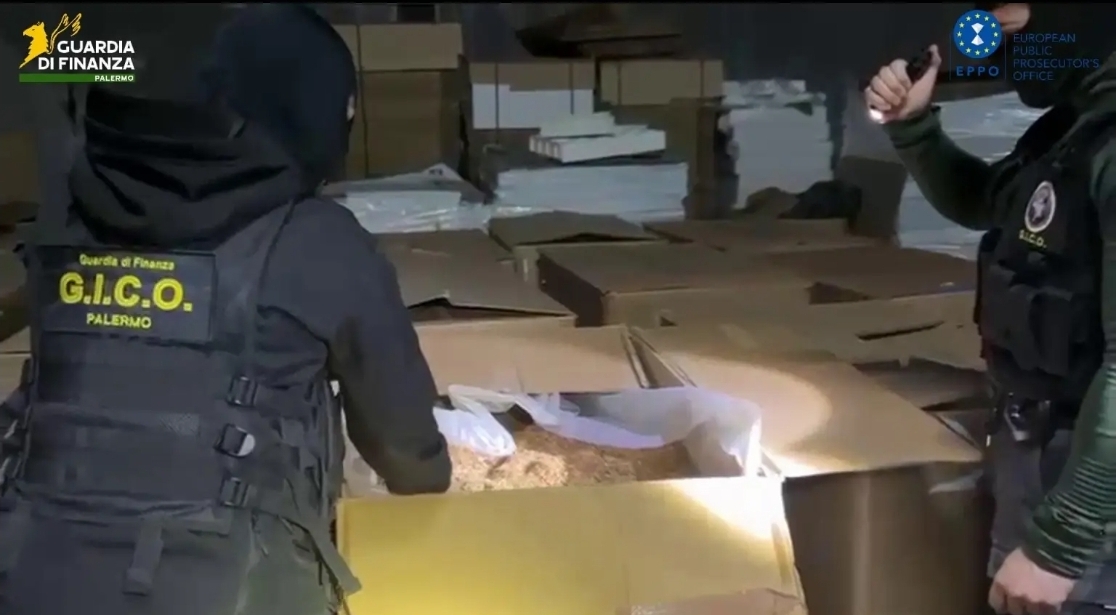 Scoperta fabbrica clandestina di sigarette, sequestri tra Sicilia e Veneto