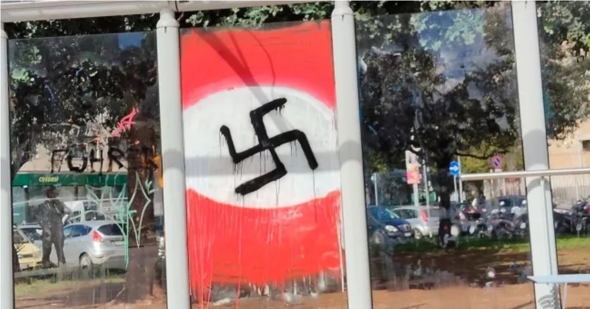 Svastica dipinta su una pensilina di una fermata del bus a Palermo, sull’episodio indaga la Digos della Questura