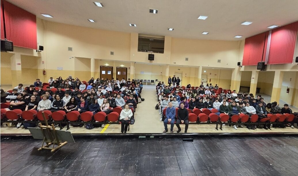 Caltanissetta, “Viola. Come l’amore”: a scuola il teatro che racconta il coraggio di dire No