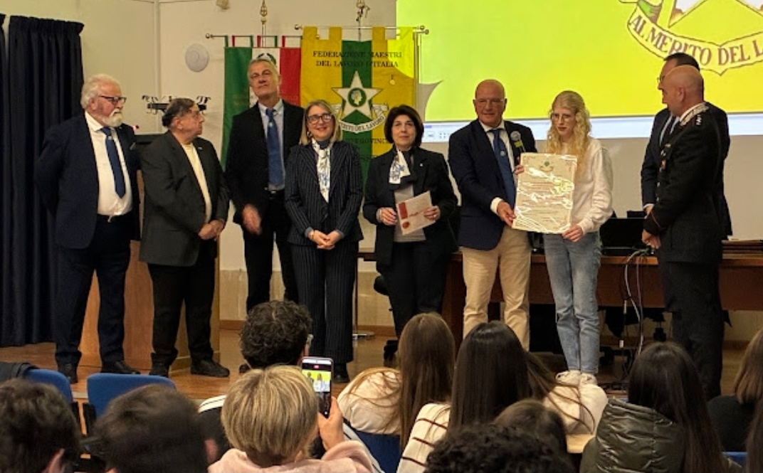 Caltanissetta, la studentessa Desireè Caruso premiata con una borsa di studio dal Consolato Provinciale dei Maestri del Lavoro