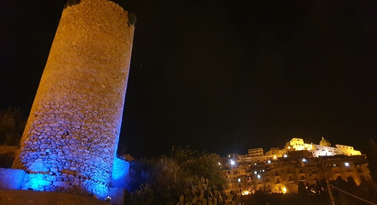 Gangi celebra la Giornata Mondiale della Sindrome di Down illuminando di blu la Torre Saracena