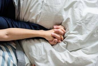Sesso, lui a letto con l’App: l’aiuto digitale che allunga i tempi dell’amore