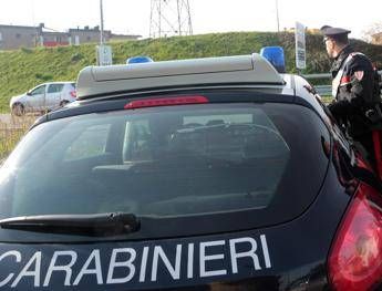 Terni, donna presa a martellate sul bus: marito in fuga. Lei è in pericolo di vita