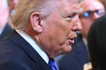 Trump e il collo arrossato, la spiegazione della Casa Bianca: “Colpa di una crema”