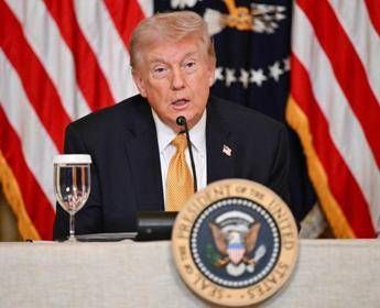 Trump svela la malattia di un deputato, oncologi: “Messaggio pericoloso da condannare”