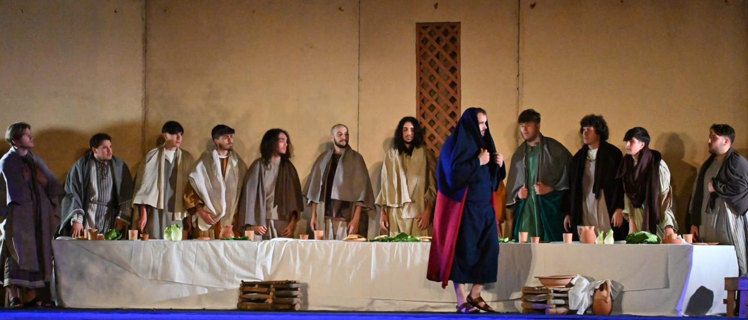 Il Sacrificio si fa Carne: sotto il cielo di San Cataldo, il dramma dell’Ultima Cena riaccende il cuore della Settimana Santa.