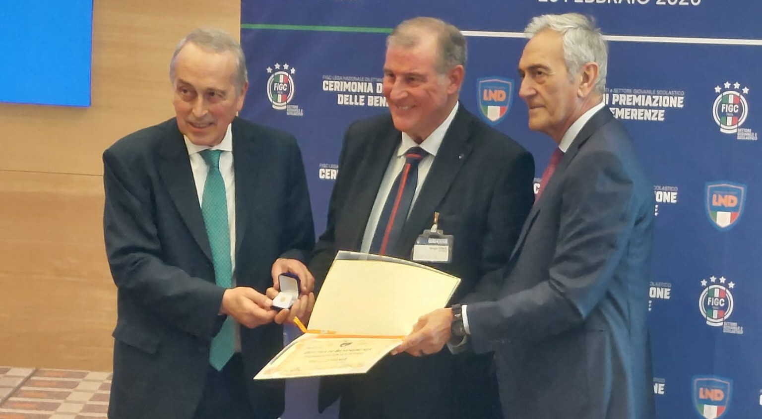 Giorgio Vitale premiato con la Benemerenza Sportiva LND: tributo ad una carriera dedicata al calcio
