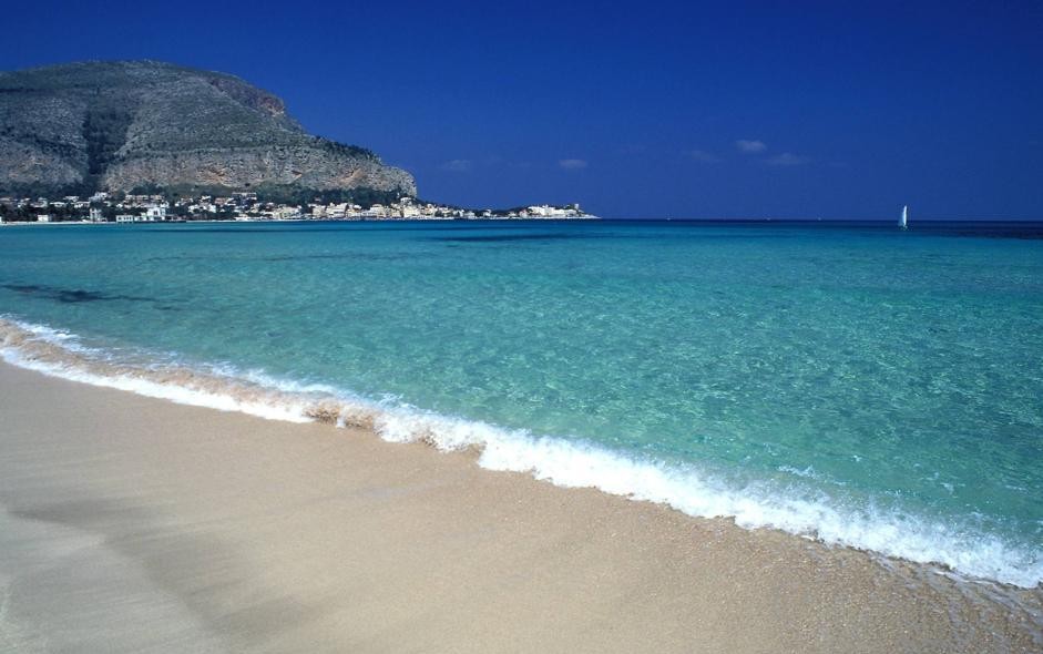 Spiaggia di Mondello, pubblicato dalla Regione l’avviso per l’assegnazione dei 13 lotti della spiaggia