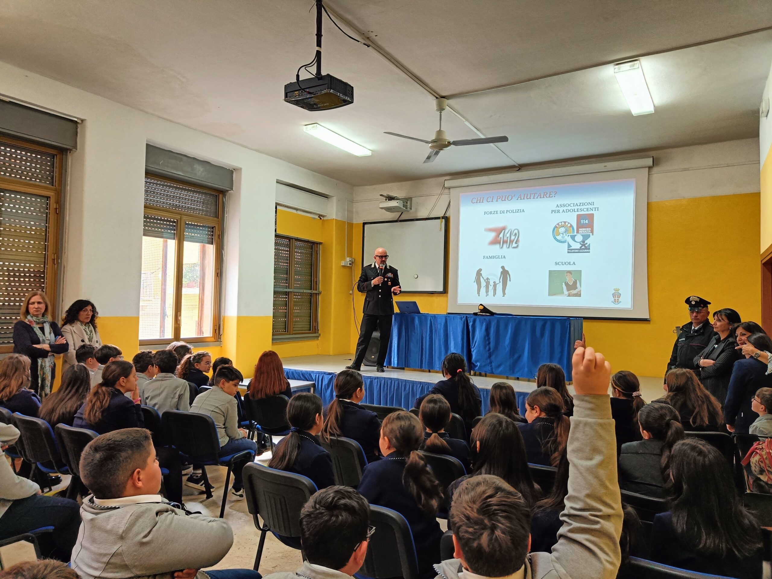 A Niscemi i Carabinieri incontrano gli studenti per prevenire disagio giovanile, bullismo e cyberbullismo