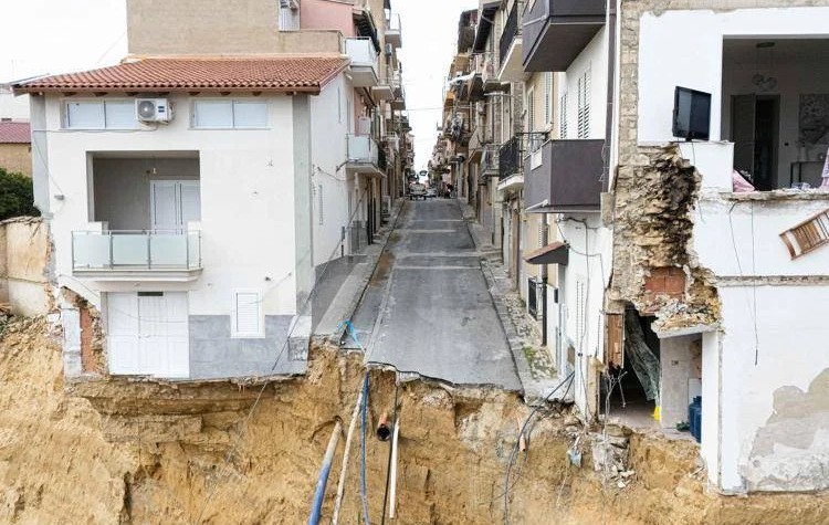 Ciclone Harry e frana, via ai pagamenti per le imprese danneggiate. Schifani: «Cominciamo da Niscemi, ma non lasciamo indietro nessuno»