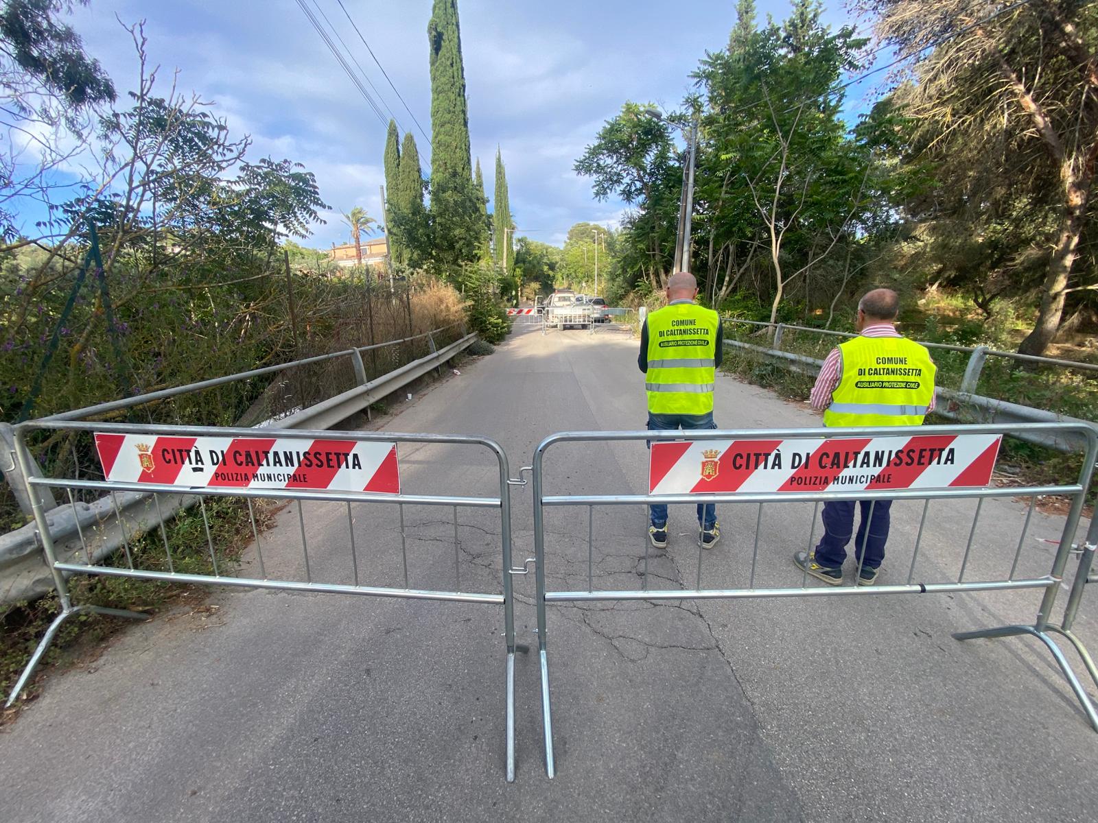 Caltanissetta. Ponte sul torrente Pinzelli, oltre 300 firme dei residenti: “Dopo dieci mesi la via Turati è ancora chiusa”
