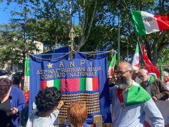 25 aprile, cortei in tutta Italia: momenti di tensione a Roma – Diretta