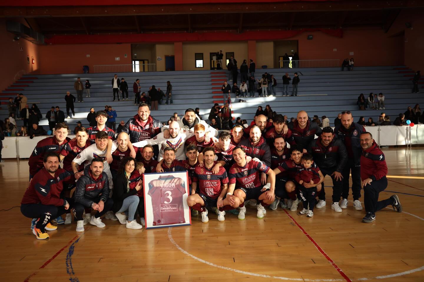 Serie C1 Calcio a 5. Dopo 10 stagioni la Vigor San Cataldo saluta il suo capitano Andrea Alessi donandogli la maglia numero 3