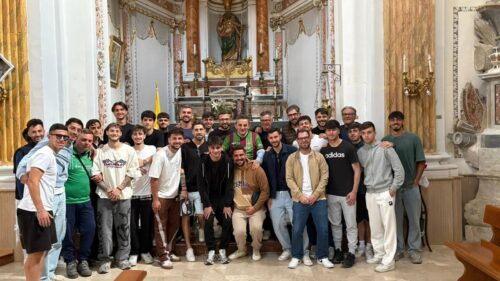 San Cataldo. La Sancataldese, assieme al suo presidente, hanno incontrato l’arciprete Alessandro Giambra donandogli la maglia verdeamaranto