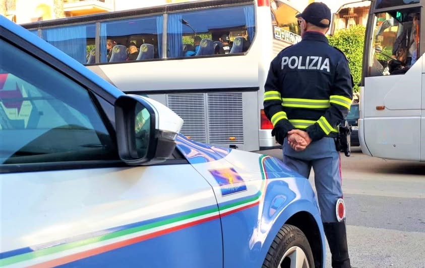 Caltanissetta, scuola in gita con bus senza revisione: polizia stradale evita il “peggio”
