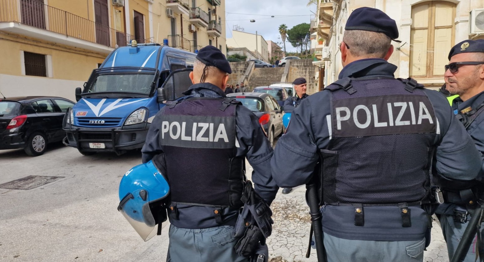 Allo stadio insulta e minaccia un calciatore della squadra ospite: Daspo all’uomo col megafono