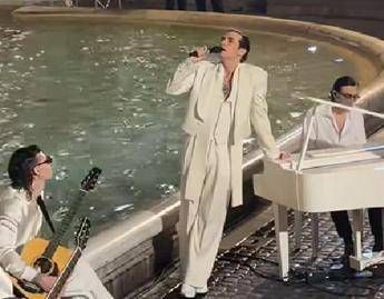 Achille Lauro sorprende Roma: show segreto alla Fontana di Trevi per ‘Comuni Immortali’