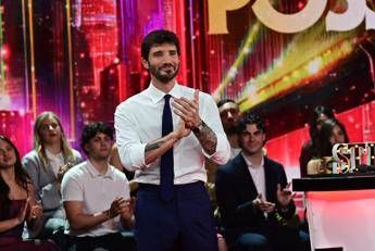 ‘Anche Stasera tutto è possibile’, oggi puntata speciale dello show condotto da De Martino