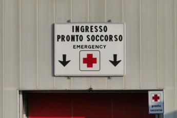 Anello in acciaio bloccato al dito, serve l’intervento dei vigili del fuoco in pronto soccorso