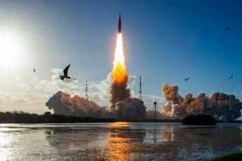 Artemis II, 54 anni dopo l’Apollo 17 l’America torna verso la Luna. E porta un pezzo d’Italia