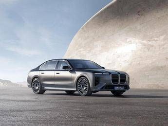 BMW Serie 7 2026: lusso, tecnologia e strategie globali