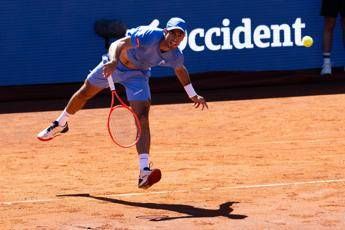 Borges serve dal basso sul match point, Etcheverry ‘offeso’. E Barcellona fischia