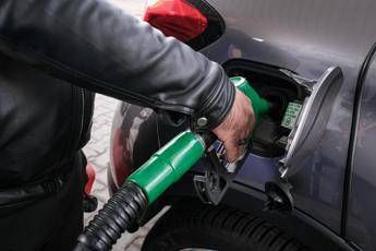 Caro carburanti, benzina supera quota 1,9 euro al litro: prima volta in due anni﻿