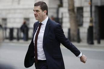 Caso Epstein, terremoto nel governo Starmer: silurato il massimo funzionario del Foreign Office dopo rivelazioni su Mandelson