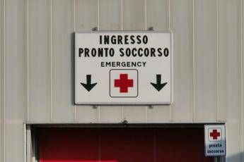 Chieti, difende il figlio durante una lite e viene colpito con un pugno: 50enne in coma