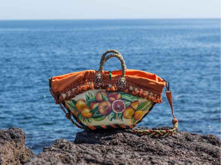 “Intrecci di Sole”: la Coffa siciliana torna regina a Gela tra arte, memoria e bellezza senza tempo